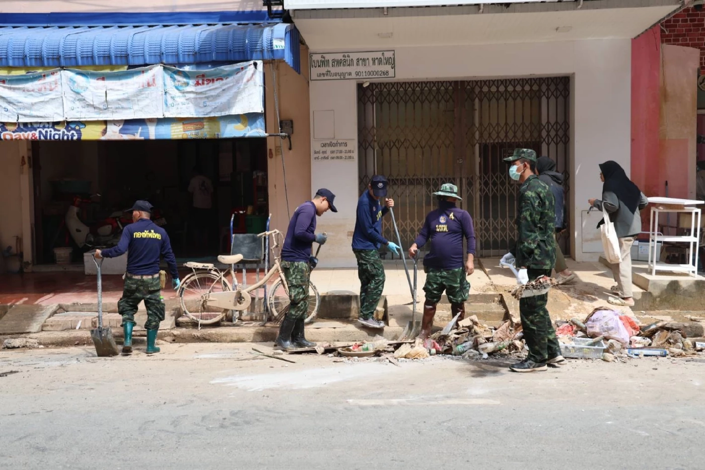 ศป.กฉ.ส่วนหน้า ระดมกำลังพล-เครื่องมือช่าง เร่งการฟื้นฟูเมืองหาดใหญ่