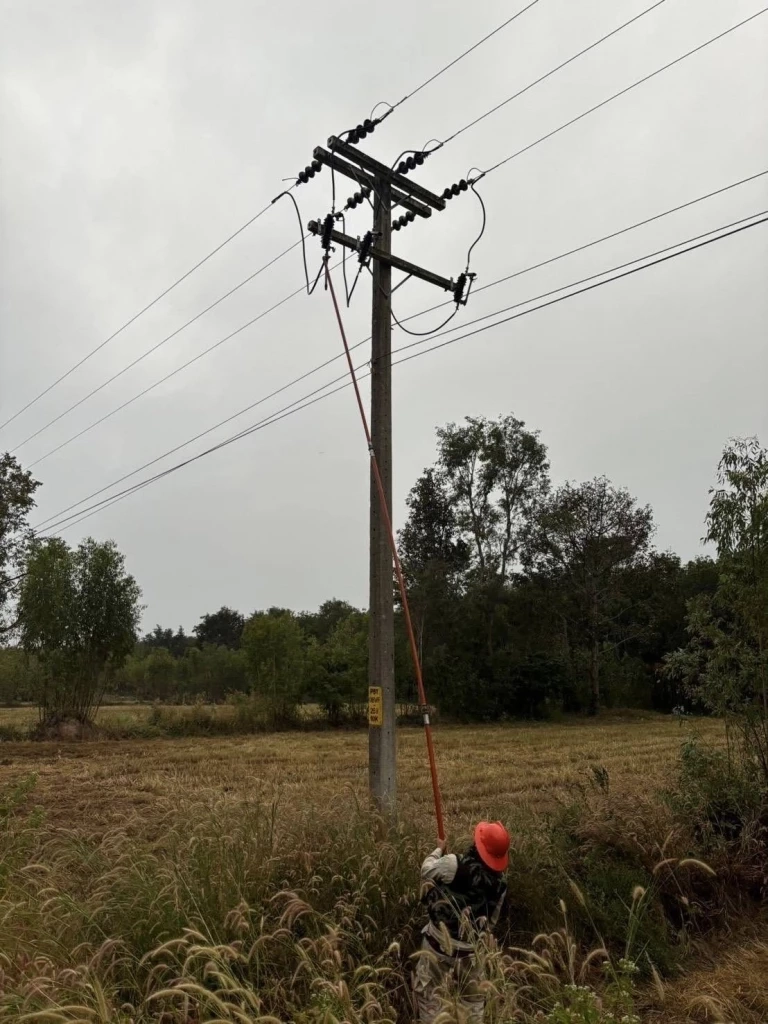 เสี่ยงภัยเพื่อประชาชน! "จนท.การไฟฟ้าส่วนภูมิภาค-ทหาร" ซ่อมแซมพื้นที่ชายแดน ให้มีไฟฟ้าใช้ตลอด 24 ชั่วโมง