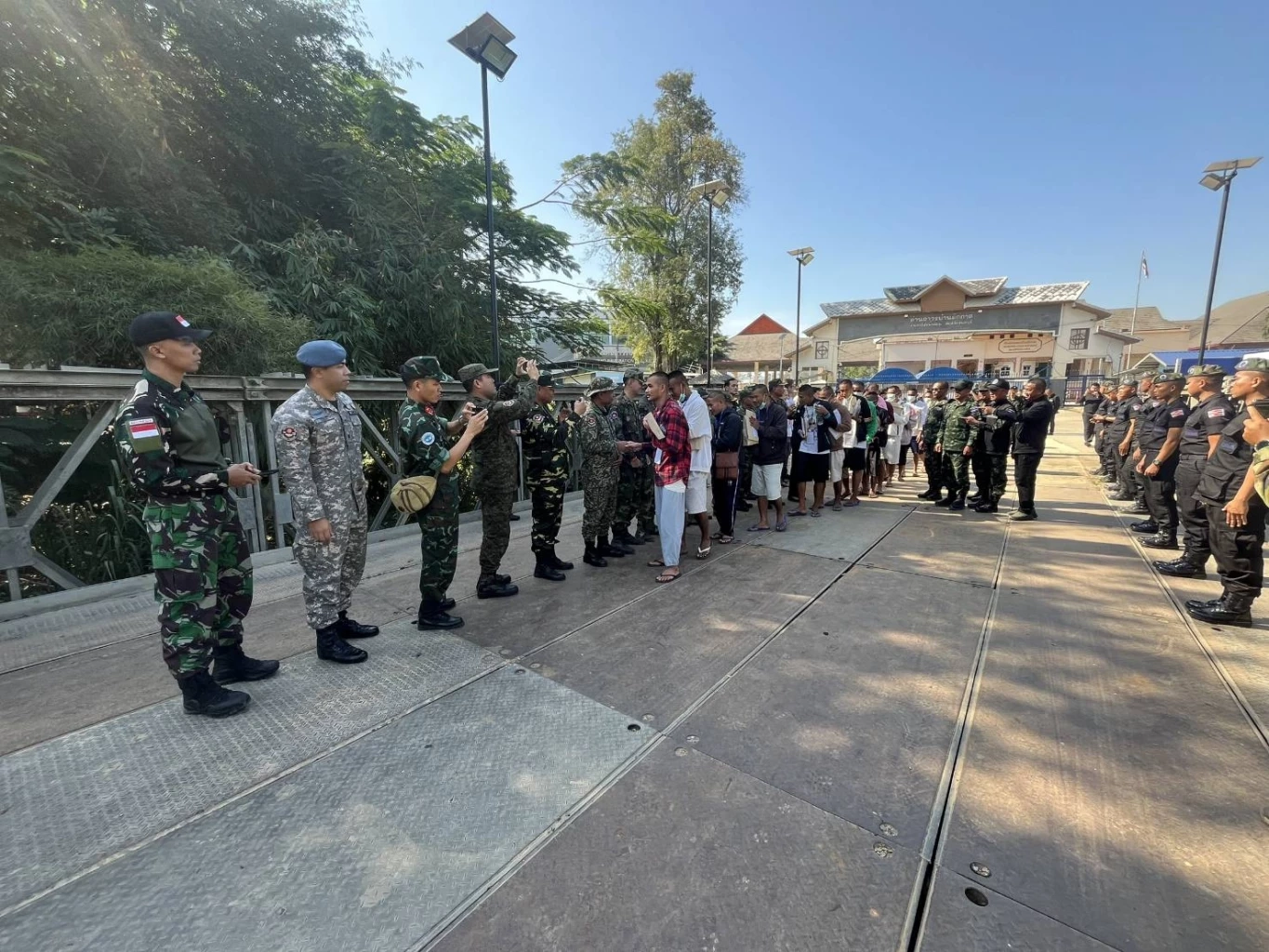 ด่วน! ปล่อย 18 ทหารกัมพูชาแล้ว ที่ด่านถาวรบ้านผักกาด หลังหยุดยิง 72 ชม.