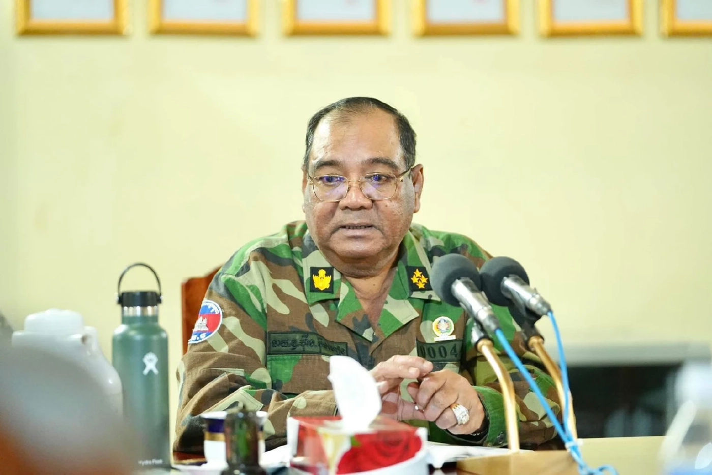 เป็นครั้งแรกที่ พล.อ.ฮิง บุนเฮียง ปรากฏตัวผ่านสื่อในชุดนักรบ นับแต่สงคราม 5 วันยุติลงเมื่อปลายเดือน มิ.ย.68