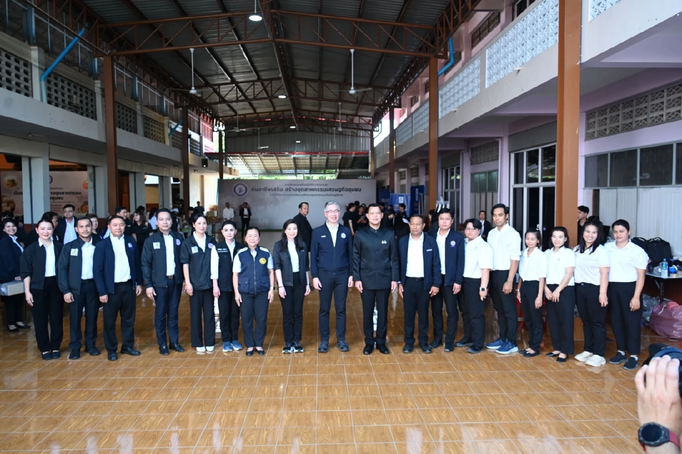 “ธนกร” นำทีม ก.อุตฯ ลุยบ้านลาด สร้างอาชีพเสริมให้ชุมชน