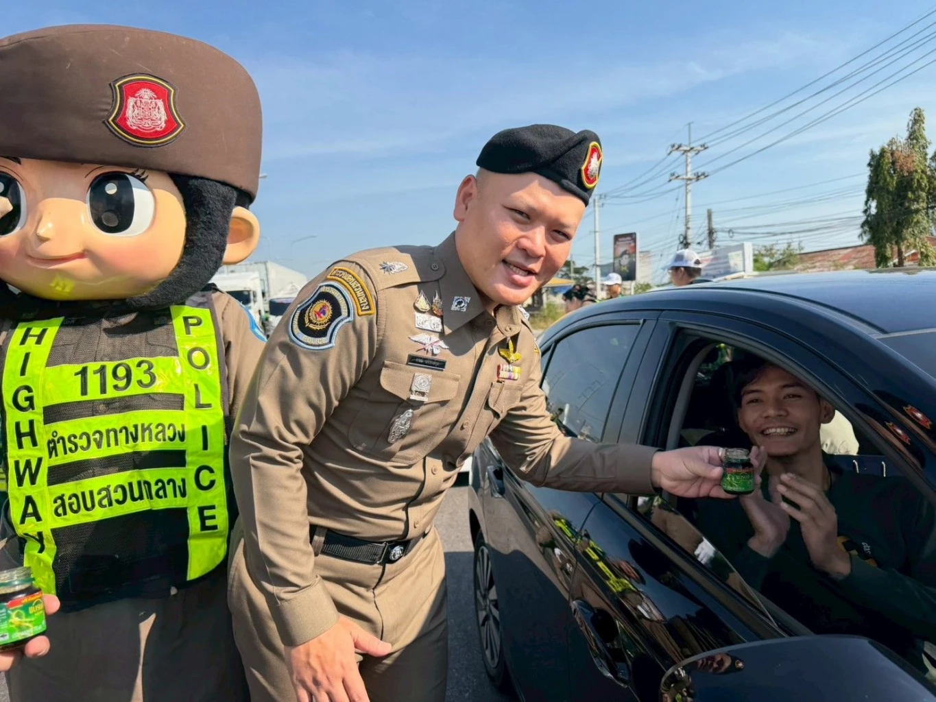 ตำรวจทางหลวง แจกน้ำดื่ม ซุปไก่ ป้องกันอุบัติเหตุปีใหม่ 2569