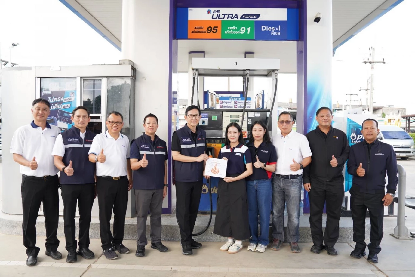 “อรรถพล” ลุยสงขลาตรวจน้ำมันหลังน้ำลด สร้างความมั่นใจหลังเกิดเหตุน้ำท่วมใหญ่ พร้อมมอบบัตรน้ำมัน 9 แสนบาท