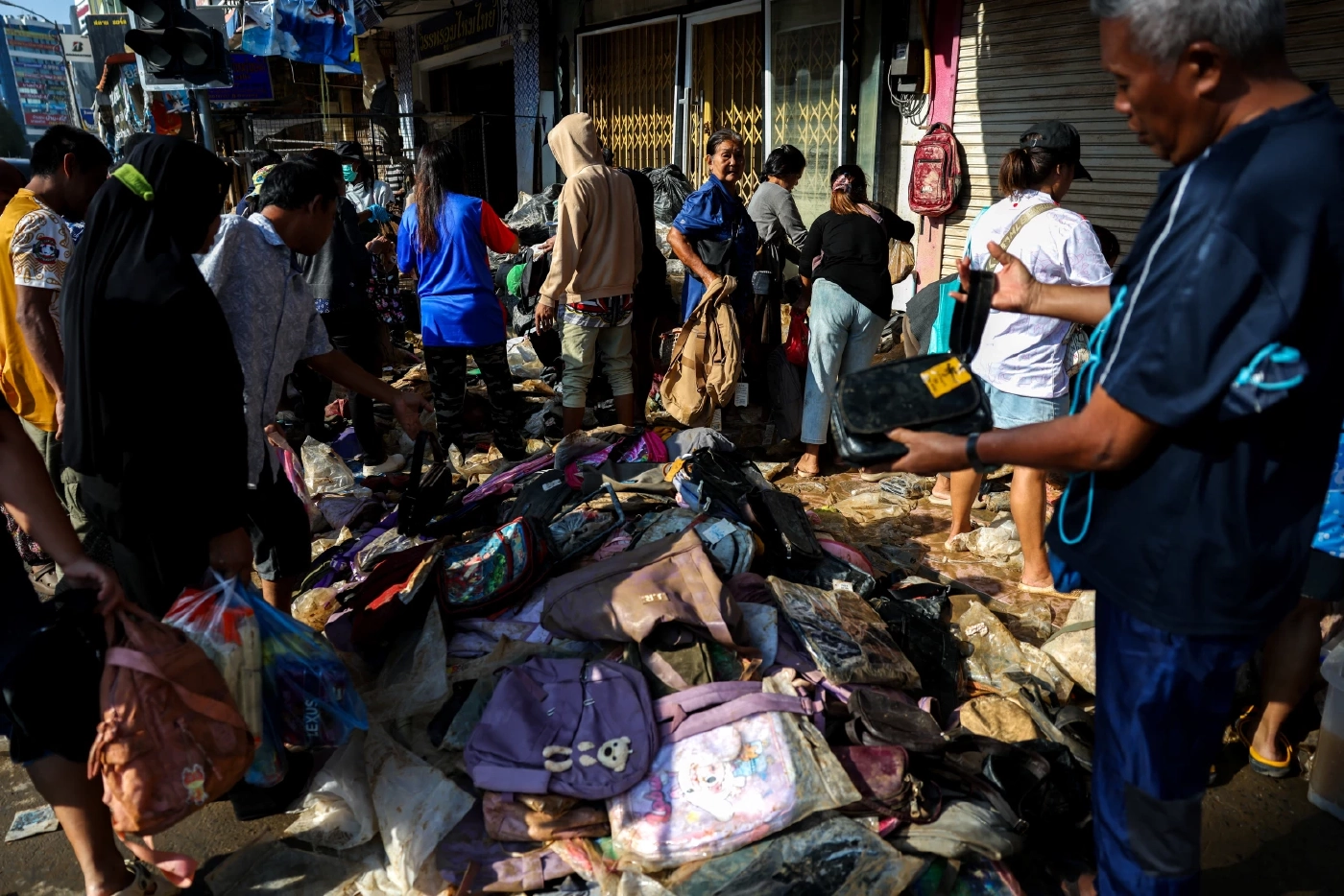 เพื่อความอยู่รอด! ร้านค้าหาดใหญ่นำ "สินค้า" เปื้อนโคลน แต่ยังใช้ได้ออกมาเลหลังขายในราคาถูก (มีคลิป)