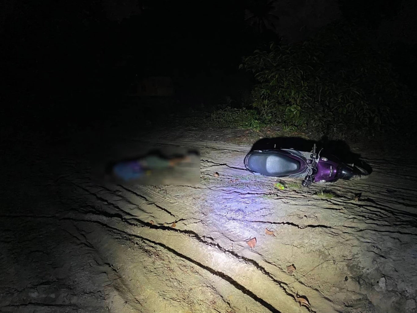 "ดาบตำรวจสะบ้าย้อย" พักเวรกลับบ้าน ถูกคนร้ายลอบรัว ดับกลางถนน