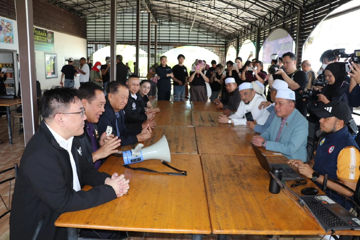 “วันนอร์-ทวี” ส่งทีมจิตอาสาชายแดนใต้ ฟื้นฟูหาดใหญ่-สงขลา