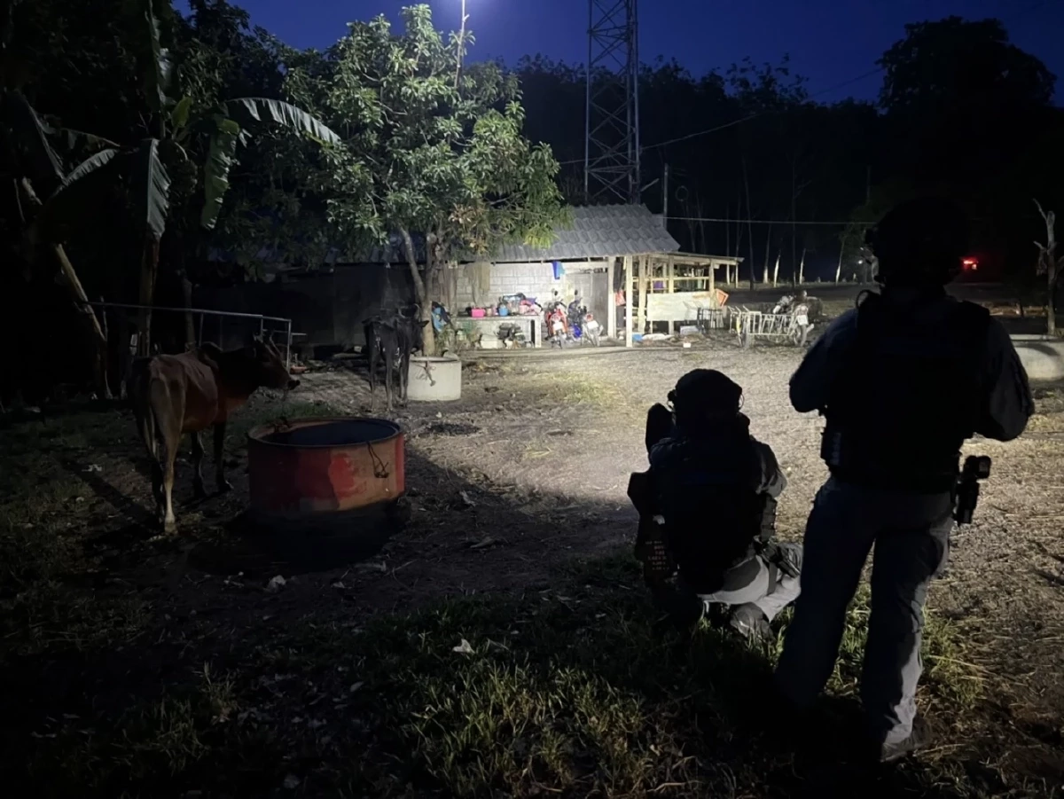 ภาพขณะตำรวจทำการปิดล้อมตรวจค้นจับกุม เชษฐ์ ปาดัง และลูกสมุน