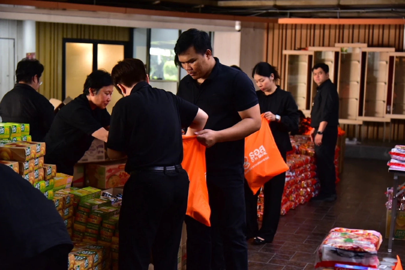 ธอส. มอบถุงยังชีพช่วยผู้ได้รับผลกระทบชายแดนไทย - กัมพูชา