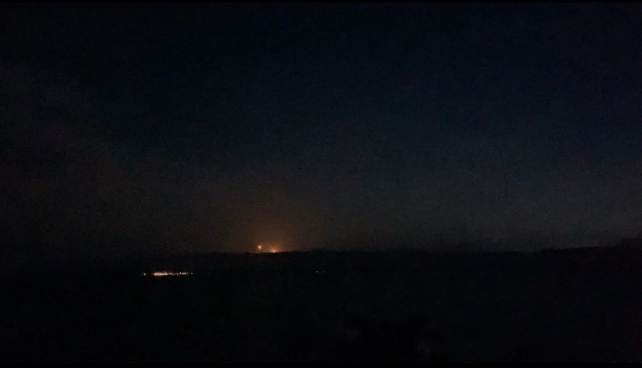 เรือหลวงเทพา ลั่นปืนใหญ่สนับสนุนภาคพื้นดิน บ้านหนองรี ฐานที่มั่นกัมพูชาได้แล้ว 80%