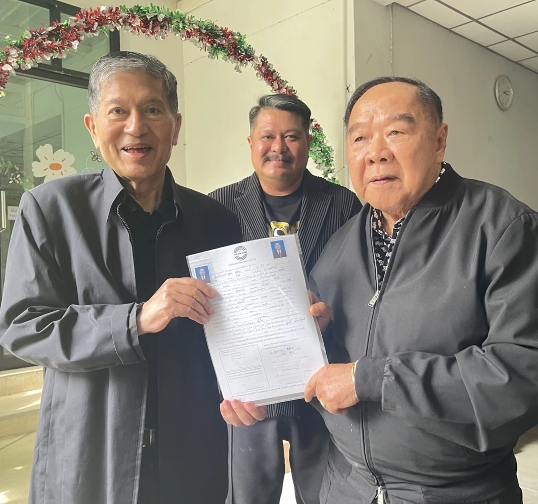 ชื่นมื่น! "เฉลิม" พบ "บิ๊กป้อม" พร้อมสมัครเป็นสมาชิก "พลังประชารัฐ"