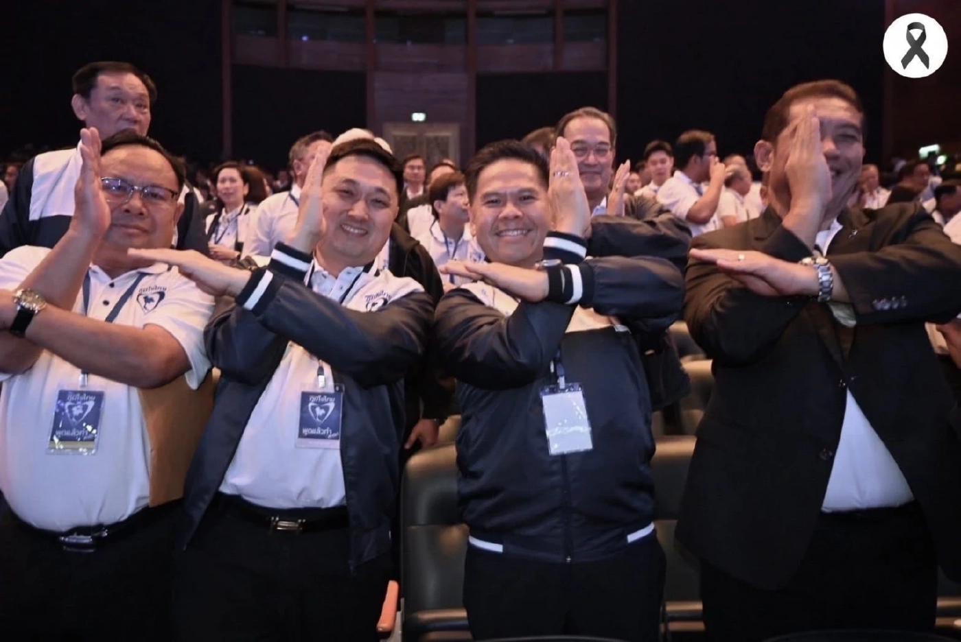 “อนุทิน” โพสต์ภาพ พ่อ-แม่ ทำท่าอุลตร้าแมน หลังชาวเน็ตล้อท่าสโลแกนหาเสียง