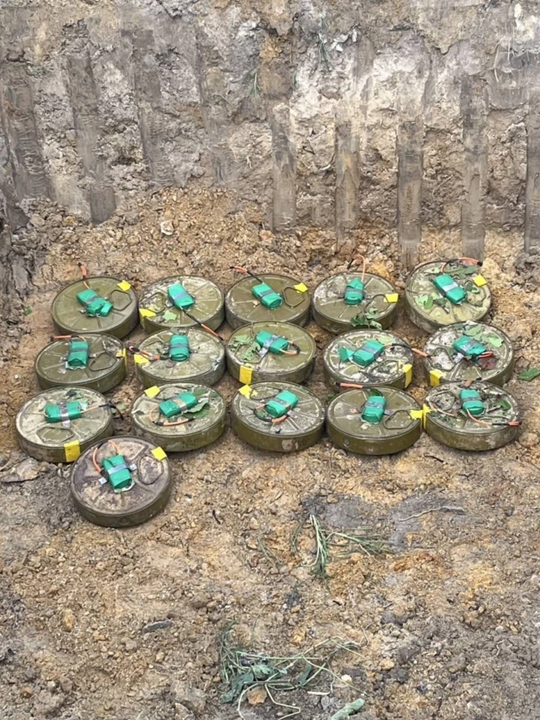 "ทัพเรือ" ชี้เจอทุ่นระเบิดรถถังดัดแปลง 16 ลูก วางเป็นกับดัก หวังสังหารทหารไทย แถมเจอสมุดบันทึกภาษากัมพูชา