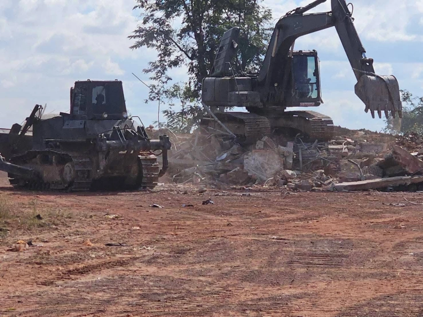 เปิดภาพ "ทหารช่าง" ลุยรื้อถอน "อนุสาวรีย์ตาอม-ตลาดอานม้า"