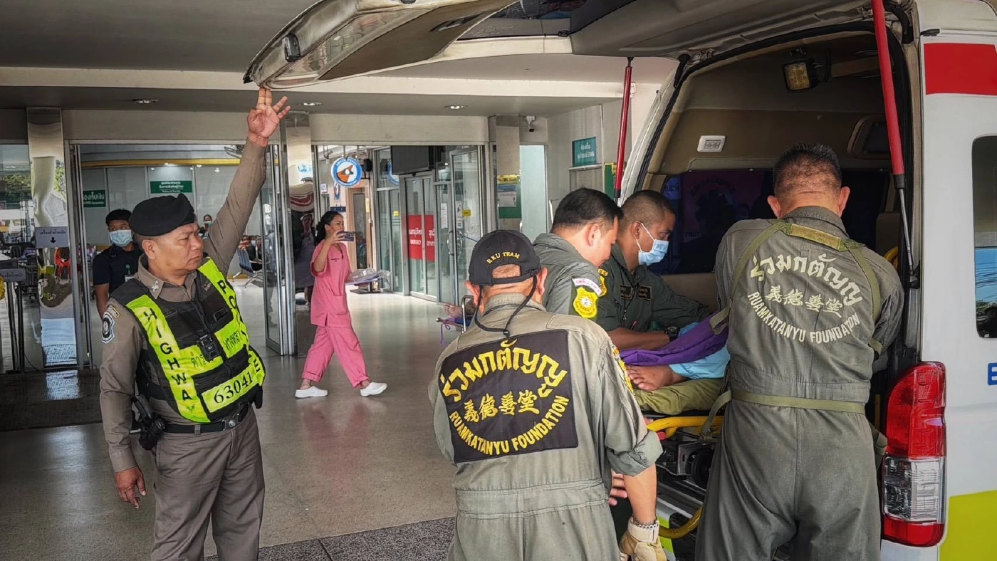 "ร่วมกตัญญู" ลำเลียง เคลื่อนย้าย 6 นักรบแนวหน้าไทย บาดเจ็บ จากการปะทะ ชายแดน สุรินทร์ ส่ง รพ.