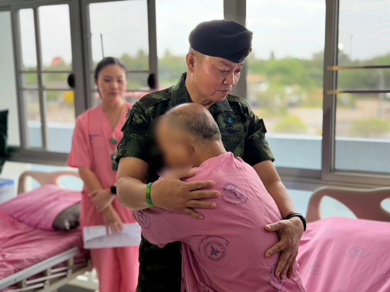 แม่ทัพกุ้ง เป็นตัวแทน ผบ.ทบ. เยี่ยมกำลังพลที่ได้รับบาดเจ็บ