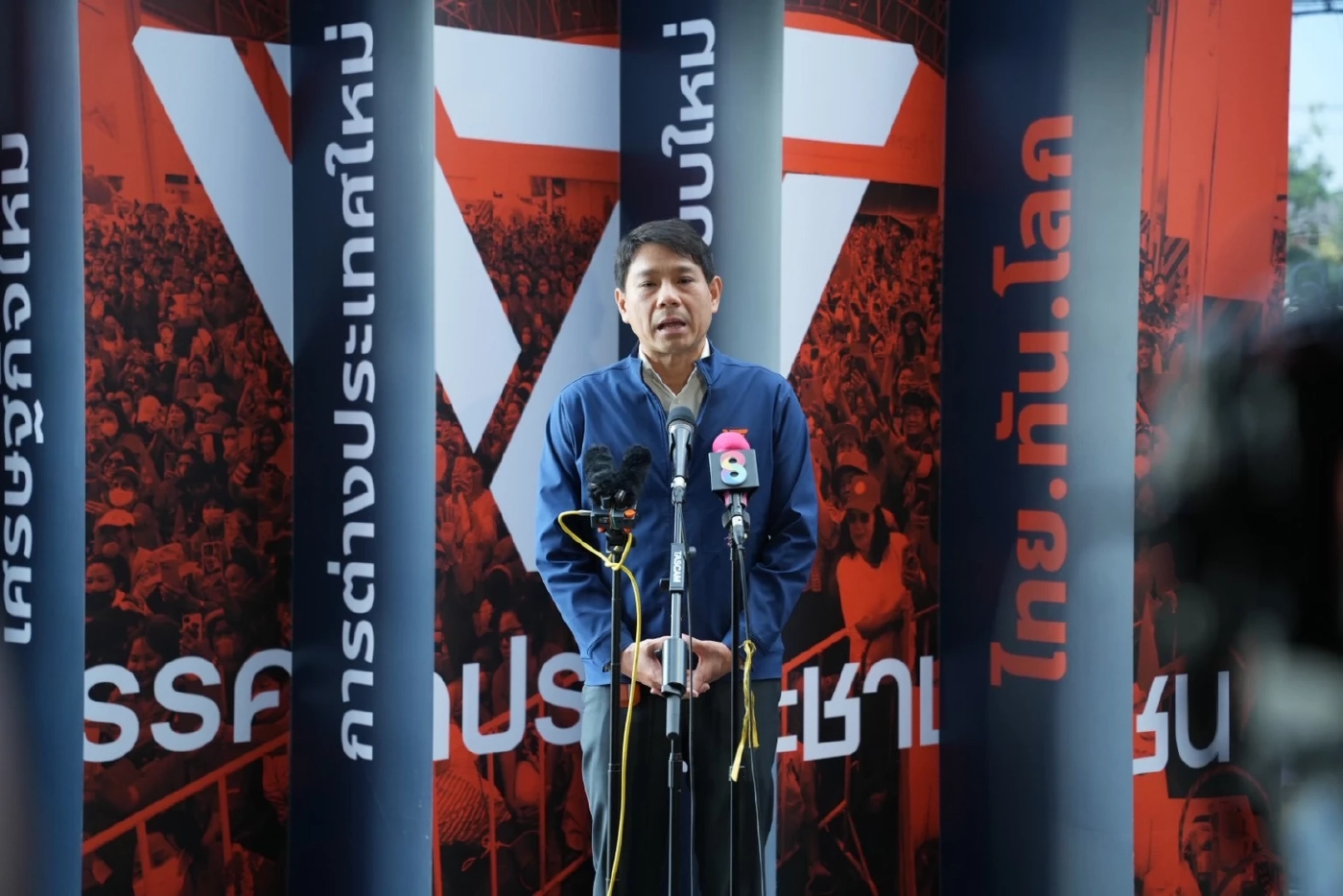 "ปชน." เปลี่ยนตัว ผู้สมัคร สส.กทม. กราบขอโทษ-ยอมรับถูกออกหมายจับฟอกเงิน