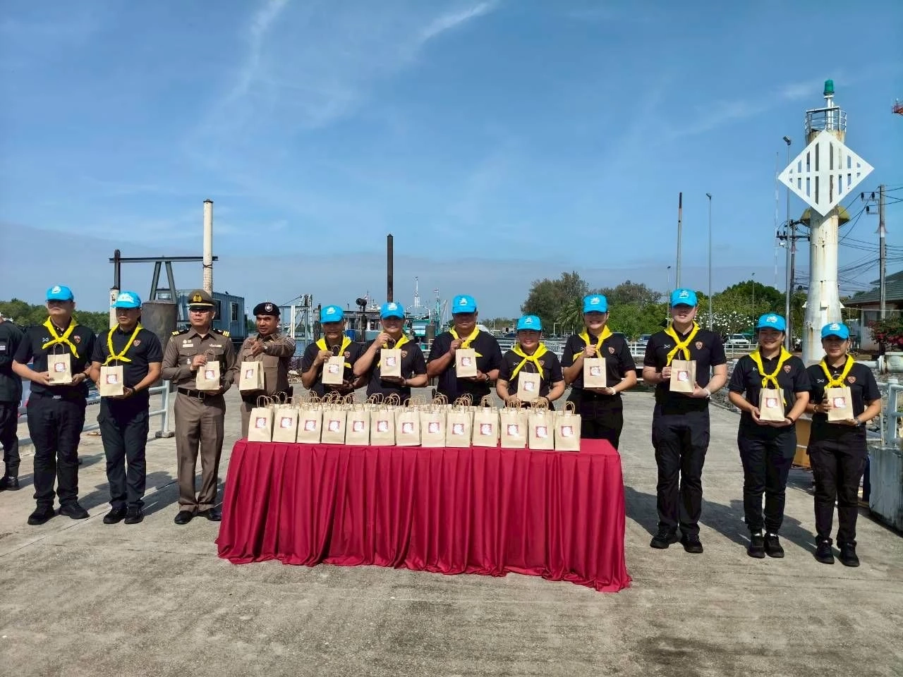 ตม.สตูล จิตอาสา อำนวยความสะดวก แจกขนม-น้ำดื่ม นทท.ปีใหม่ 2569