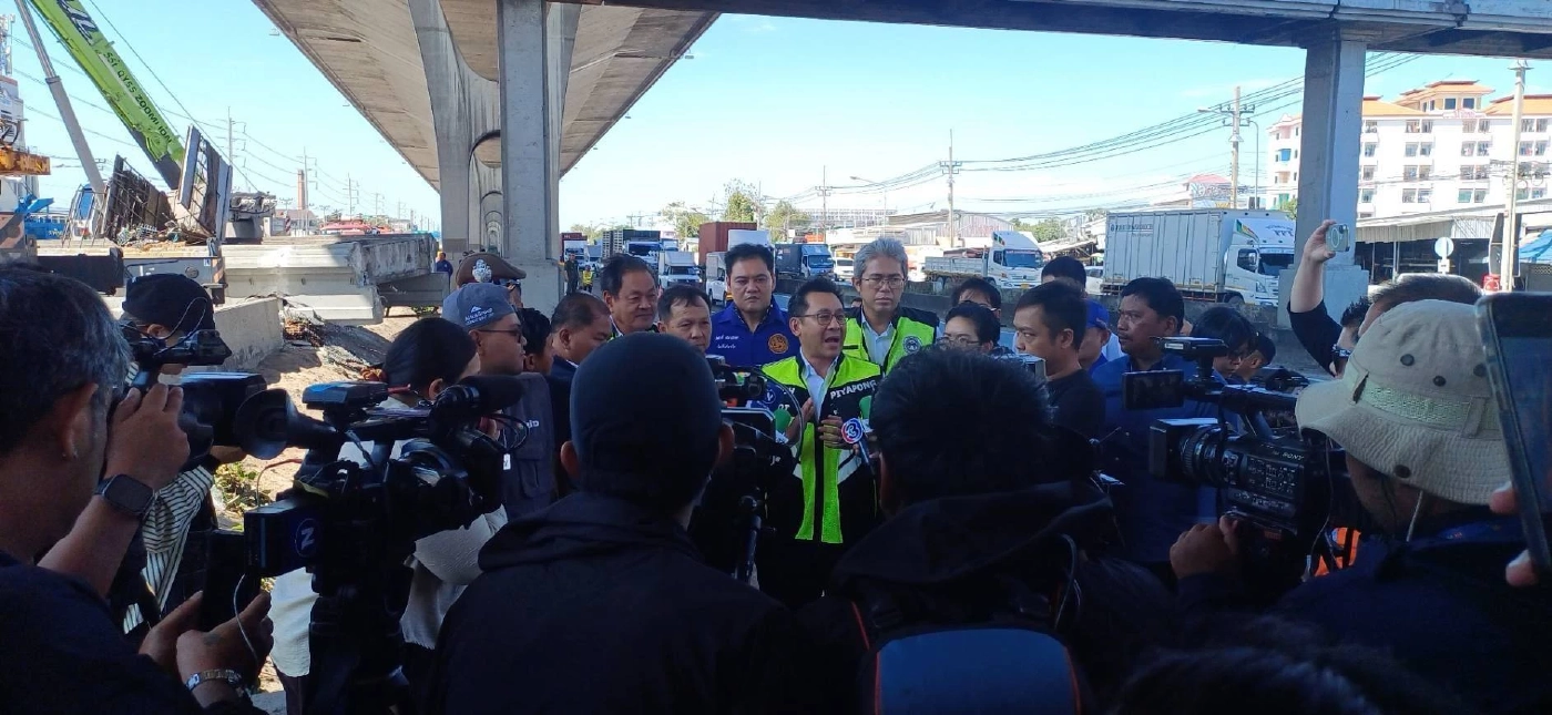 เร่งรื้อถอน - ย้ายคาน "สะพานลอยถล่ม" พร้อมตรวจสอบโครงสร้าง หลังรถบรรทุกชนสะพานจนหล่นทับ