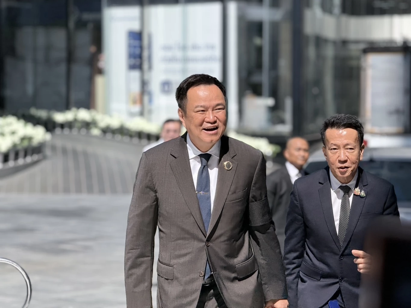 "นายกฯ" ชี้ ทหารเหยียบทุ่นระเบิดขาขาดรายที่ 9  เป็นคนละเรื่อง บอก ประชุมคือประชุม ส่วนการตอบโต้เป็นเรื่องของกองทัพ