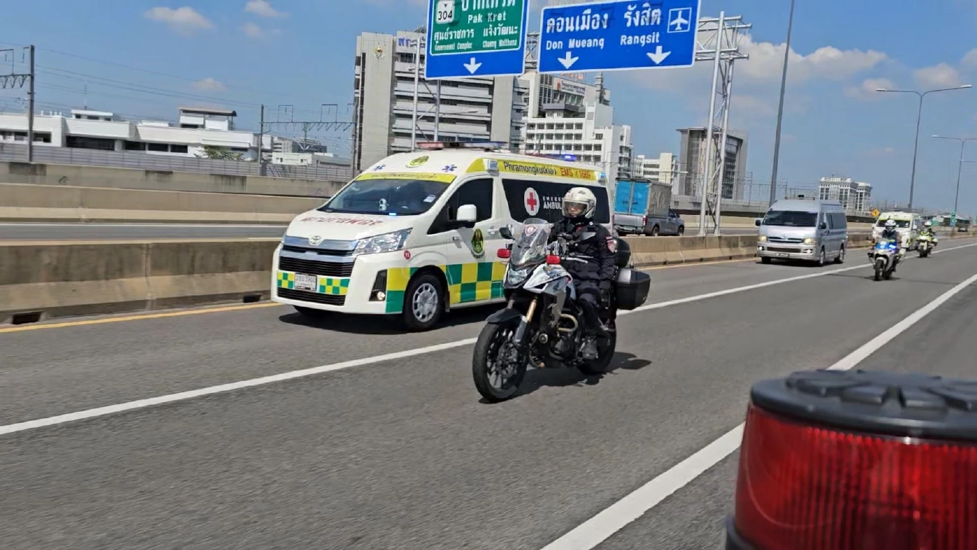 ตำรวจจราจรเปิดทางด่วน นำ "ทหารกล้า" บาดเจ็บจากปะทะชายแดน ส่ง รพ.พระมงกุฎเกล้า