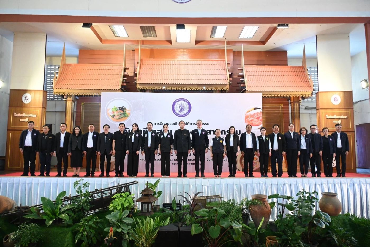 “ธนกร” นำทีม ก.อุตฯ ลุยบ้านลาด สร้างอาชีพเสริมให้ชุมชน