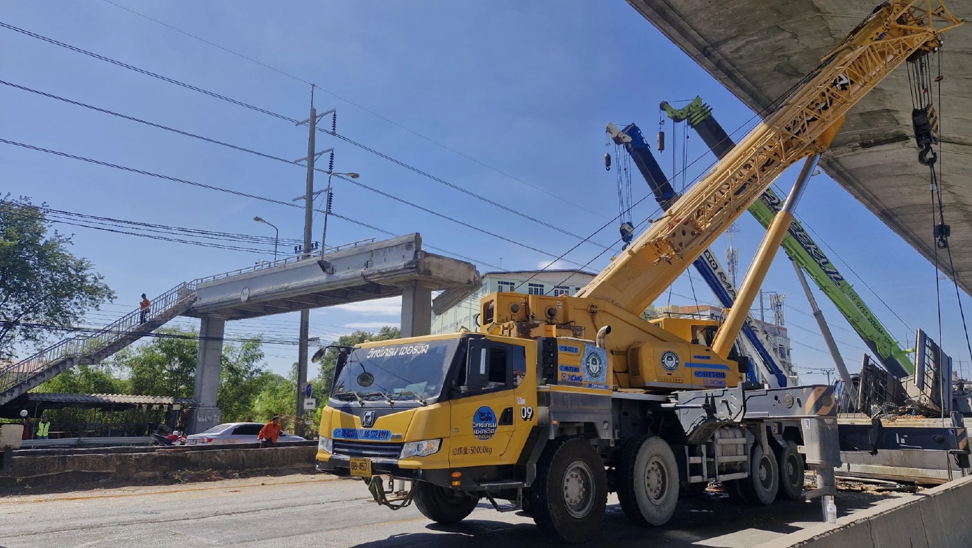 เร่งรื้อถอน - ย้ายคาน "สะพานลอยถล่ม" พร้อมตรวจสอบโครงสร้าง หลังรถบรรทุกชนสะพานจนหล่นทับ
