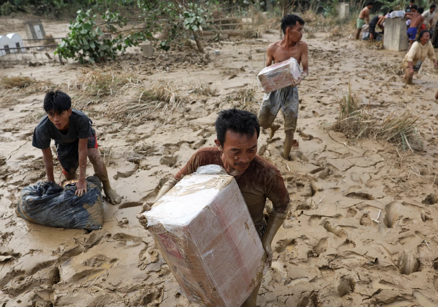 เหยื่อน้ำท่วมอินโดฯ ทะลุ 900 สูญหายอีกว่า 450 ผู้คนอดอยาก