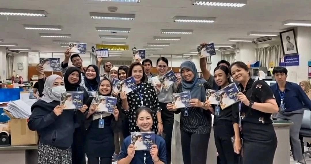 “เนชั่นทีวี” พร้อมผู้ประกาศสาว “นลิน” มอบปฏิทินให้ชาวบ้าน จชต.