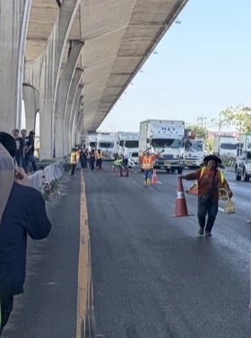 เร่งรื้อถอน - ย้ายคาน "สะพานลอยถล่ม" พร้อมตรวจสอบโครงสร้าง หลังรถบรรทุกชนสะพานจนหล่นทับ
