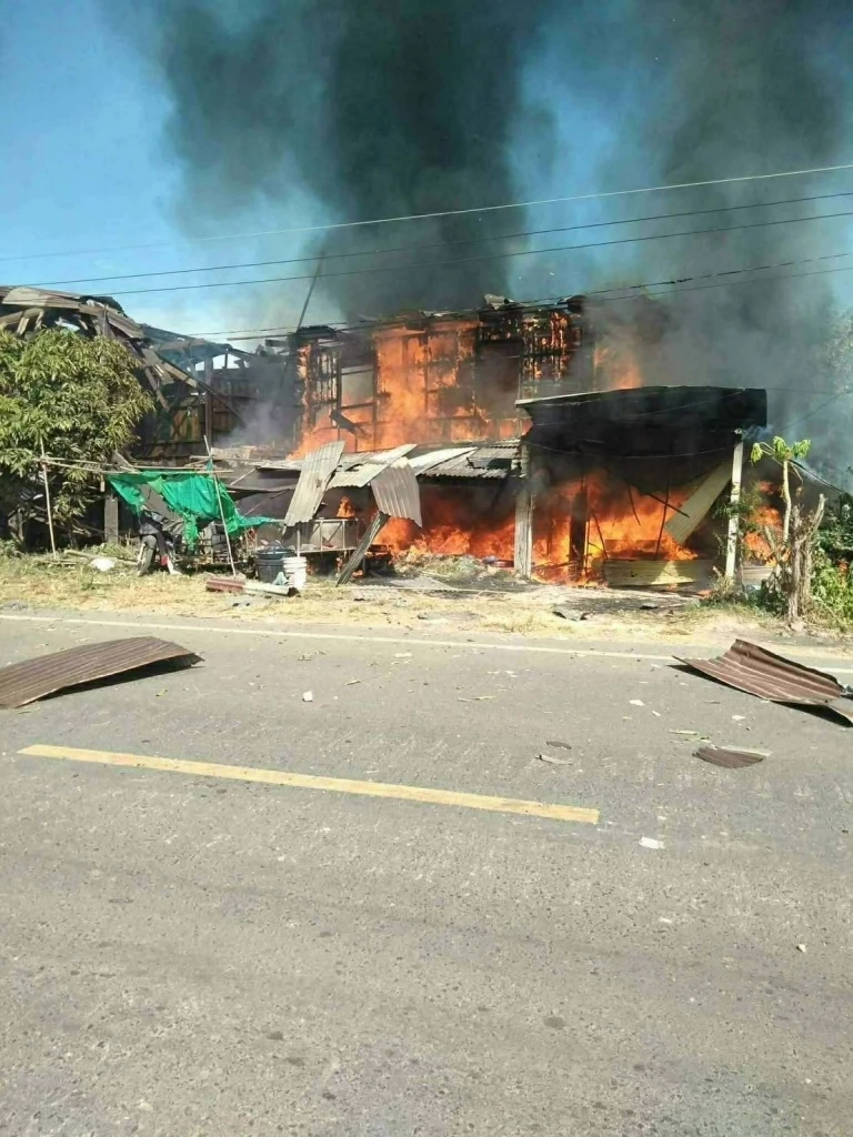 BM-21 ถล่ม "ตาควาย-เสาธงชัย" ศรีสะเกษ! ชาวบ้านบาดเจ็บ 5 ราย บ้านวอด 2 หลัง เตือนห้ามเข้า "พนมดงรัก" เด็ดขาด