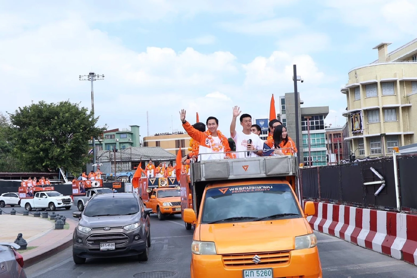 ประชาชนโบกมือเรียก "นายกฯ เท้ง" ขณะแห่ช่วยหาเสียง