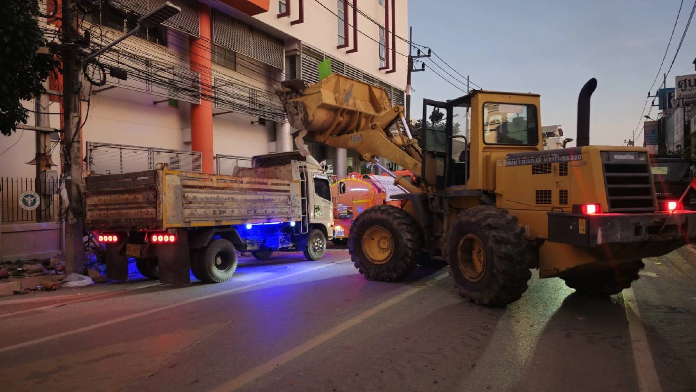 มทภ.4 ผนึกกำลัง ระดม จนท. 400 นาย เคลียร์ขยะ-พื้นที่ รพ.หาดใหญ่