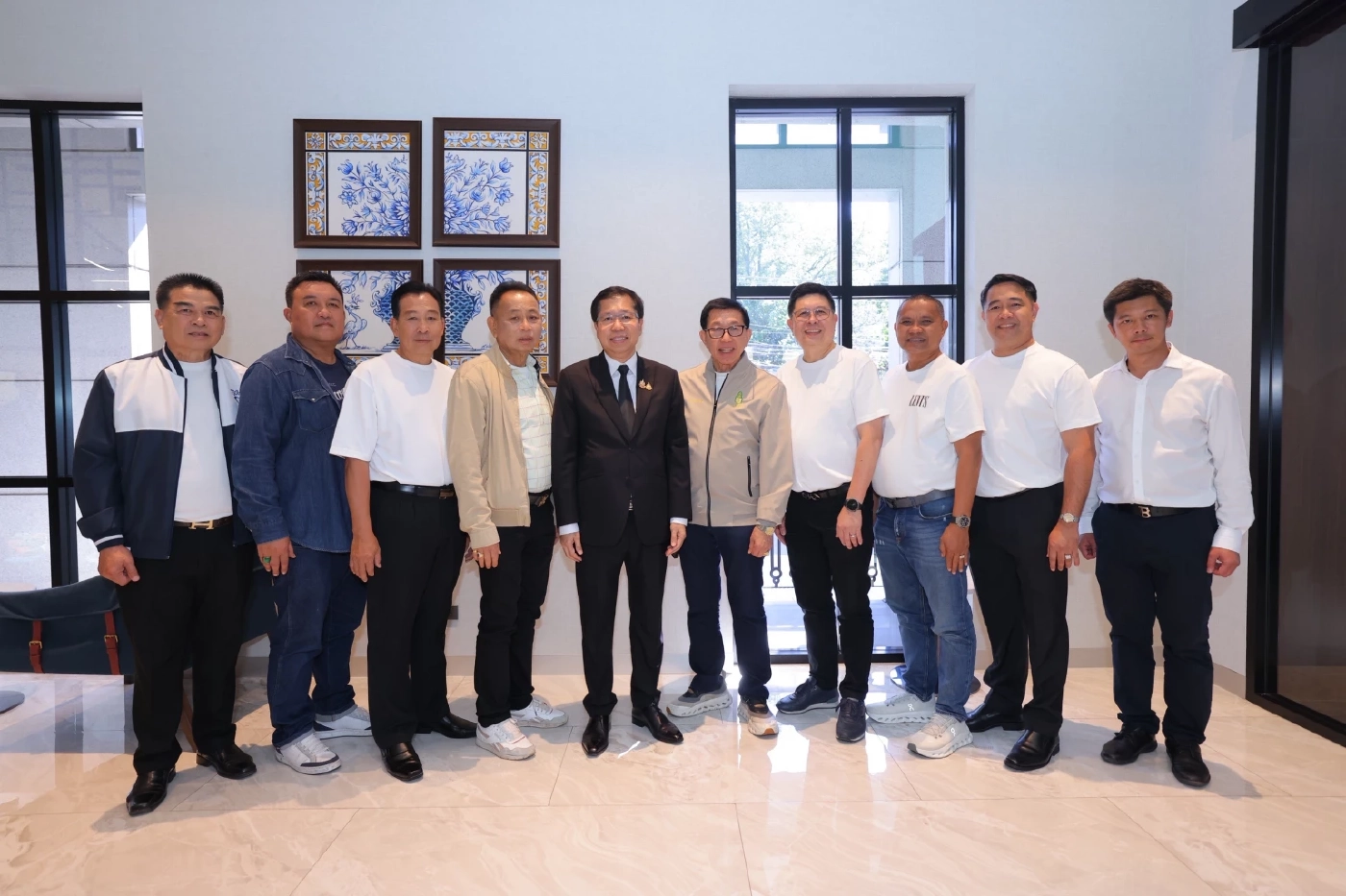 สันติ ปิยะทัต นำ 14 ขุนพลใต้-อีสาน เข้าภูมิใจไทย มั่นใจชนะเลือกตั้ง 69