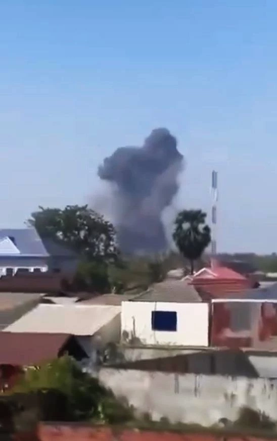 ทัพฟ้าส่ง "F-16" ทิ้งระเบิดนำวิถีด้วยเลเซอร์ ทำลาย "คลังเก็บจรวด BM-21" จ.อุดรมีชัย