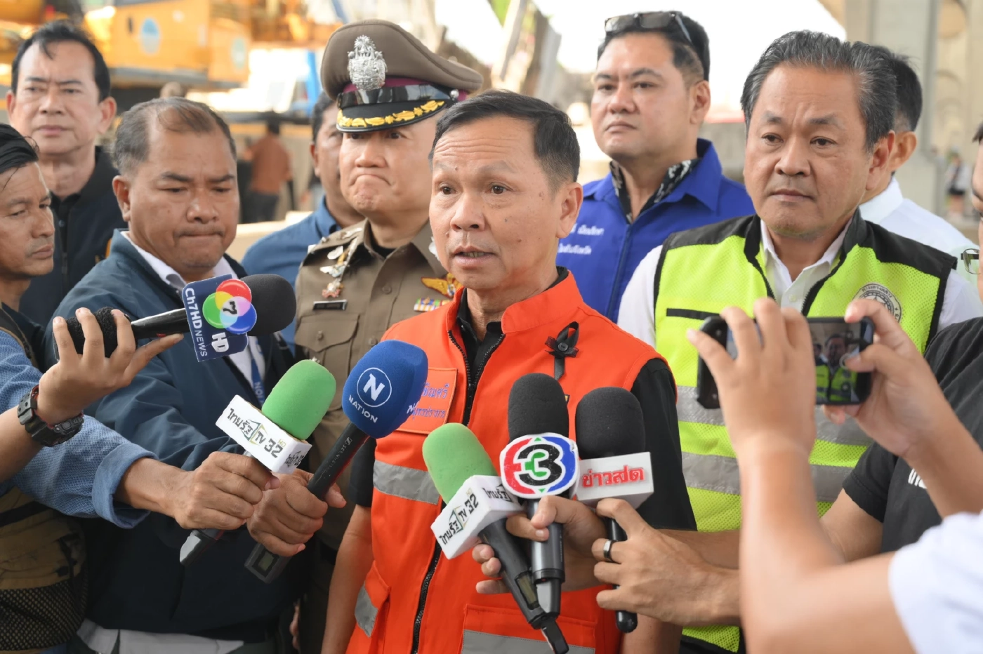 เร่งรื้อถอน - ย้ายคาน "สะพานลอยถล่ม" พร้อมตรวจสอบโครงสร้าง หลังรถบรรทุกชนสะพานจนหล่นทับ