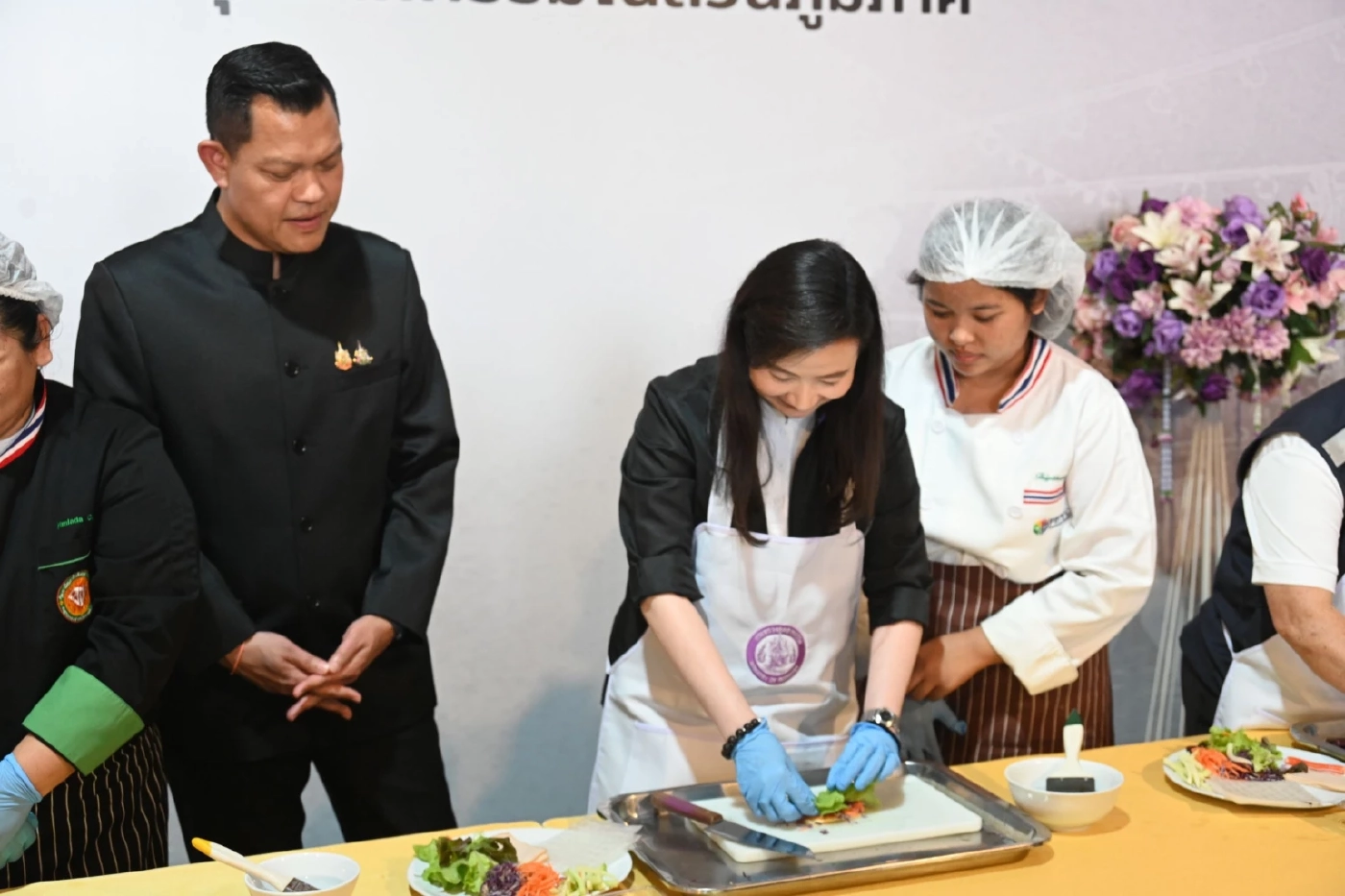 “ธนกร” นำทีม ก.อุตฯ ลุยบ้านลาด สร้างอาชีพเสริมให้ชุมชน