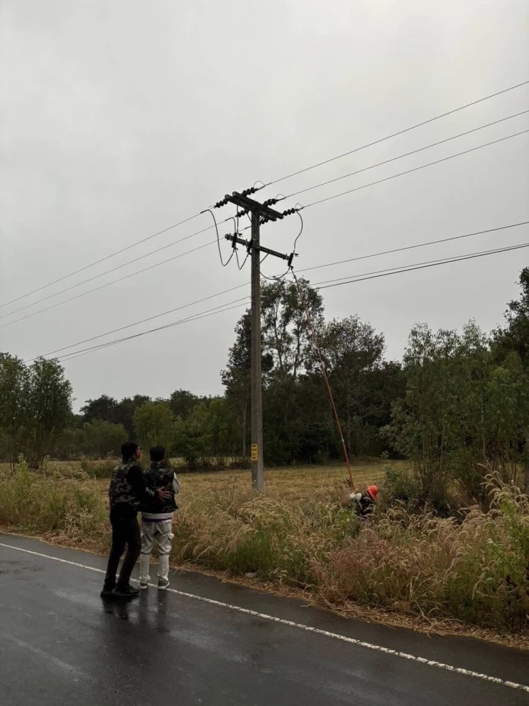 เสี่ยงภัยเพื่อประชาชน! "จนท.การไฟฟ้าส่วนภูมิภาค-ทหาร" ซ่อมแซมพื้นที่ชายแดน ให้มีไฟฟ้าใช้ตลอด 24 ชั่วโมง