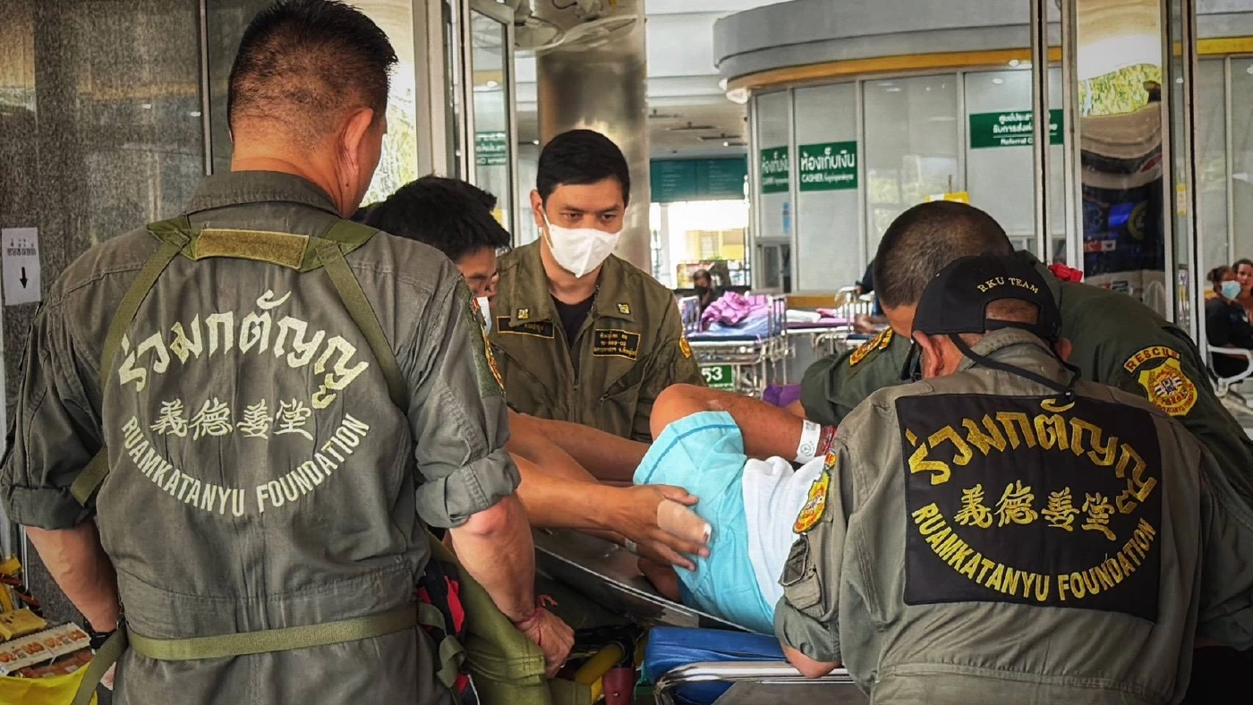 "ร่วมกตัญญู" ลำเลียง เคลื่อนย้าย 6 นักรบแนวหน้าไทย บาดเจ็บ จากการปะทะ ชายแดน สุรินทร์ ส่ง รพ.