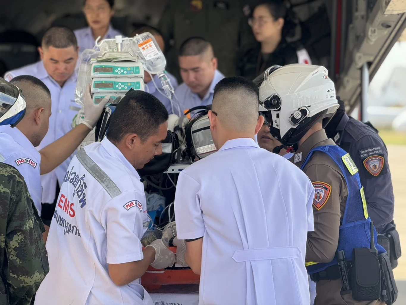 ตำรวจจราจรเปิดทางด่วน นำ "ทหารกล้า" บาดเจ็บจากปะทะชายแดน ส่ง รพ.พระมงกุฎเกล้า