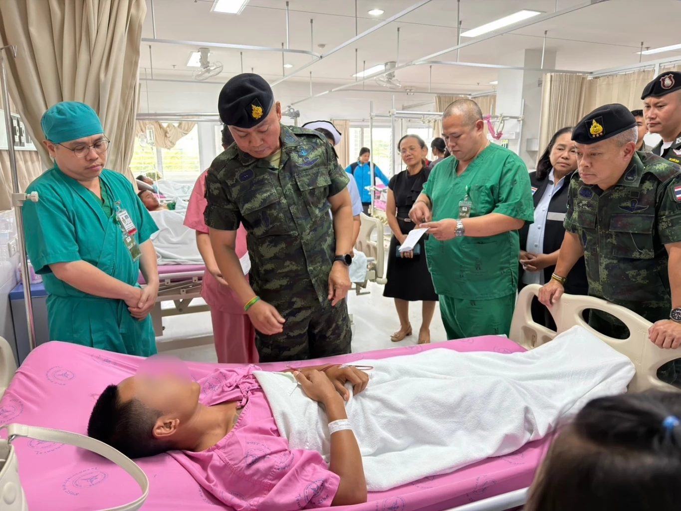 แม่ทัพกุ้ง เป็นตัวแทน ผบ.ทบ. เยี่ยมกำลังพลที่ได้รับบาดเจ็บ