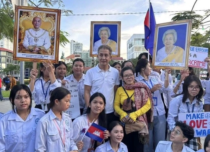 นโรดมจักราวุธ ออกโรงเดินเพื่อสันติภาพ ร่วมกับสมาชิกพรรคฟุนซินเปก 