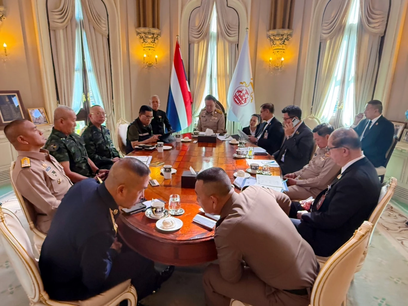 นายกฯ นำ ผบ.เหล่าทัพ ไฟเขียวกองทัพ ปฏิบัติการทางทหารทุกรูปแบบ