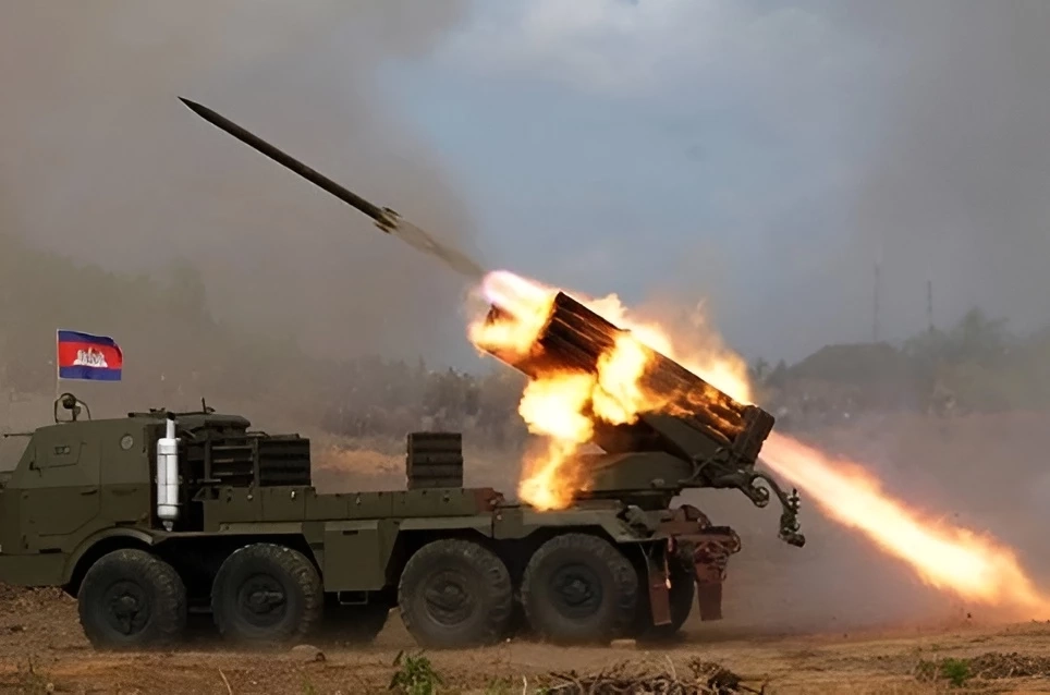 กัมพูชา "ยิงจรวด BM-21" ลงพื้นที่พลเรือน อ. บ้านกรวด จ.บุรีรัมย์ (มีคลิป)