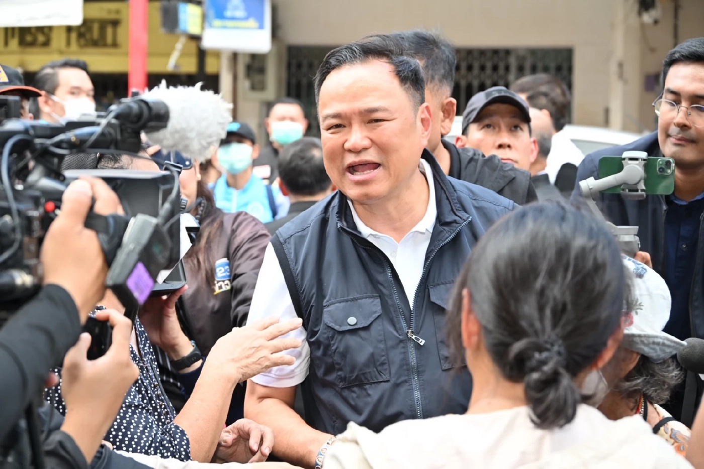 "นายกฯ" ลุยตลาดกิมหยง "นั่งหม่ำข้าวกล่องร่วมกับ อส." เร่งเคลียร์ขยะใน 7 วัน