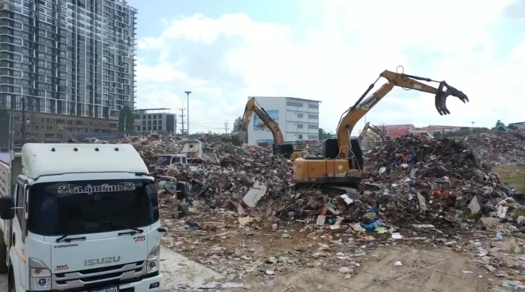 หลังน้ำลด เจอวิกฤตขยะล้นเมืองหาดใหญ่ ส่งกลิ่นเหม็นทั่วเมือง