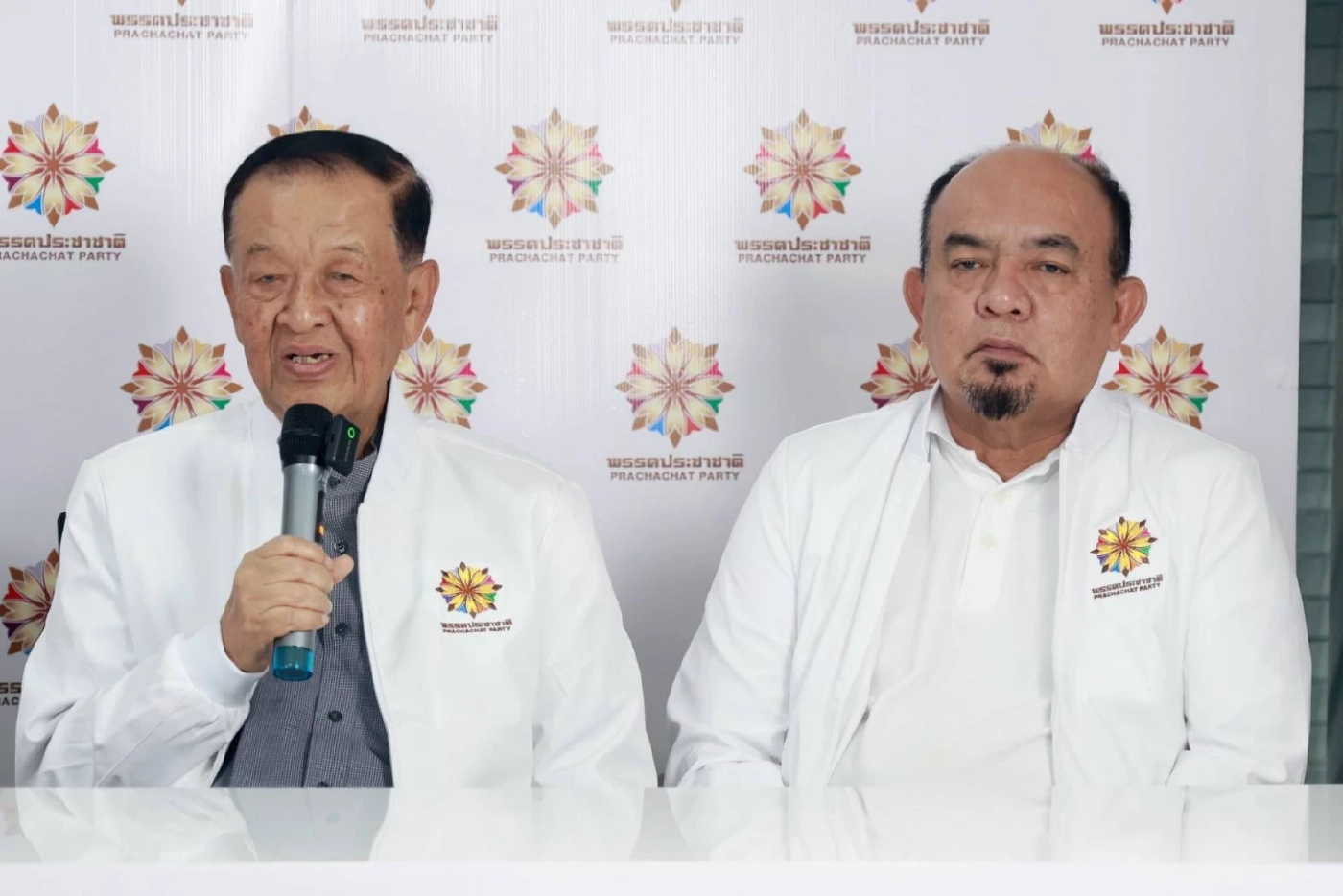 นายซูการ์โน มะทา (คนขวา)