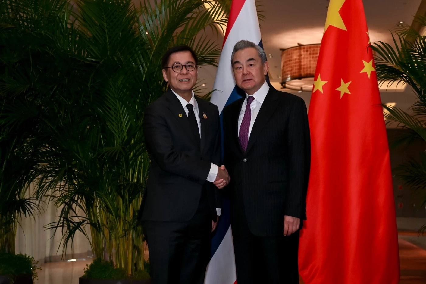 “สีหศักดิ์” พบ “หวังอี้” หวังบีบกัมพูชาไม่สร้างความขัดแย้งอีก