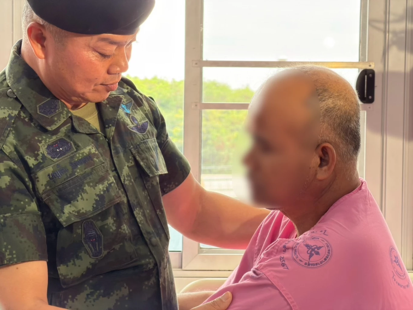 แม่ทัพกุ้ง เป็นตัวแทน ผบ.ทบ. เยี่ยมกำลังพลที่ได้รับบาดเจ็บ