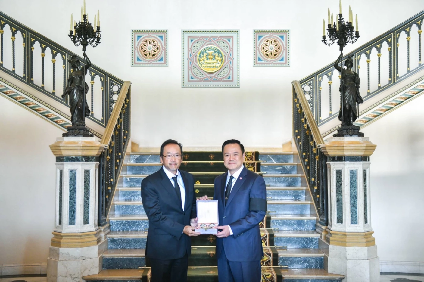 "ทูตญี่ปุ่น" มอบสิ่งของบรรเทาทุกข์ ช่วยเหลือพี่น้องชาวใต้ (มีคลิป)