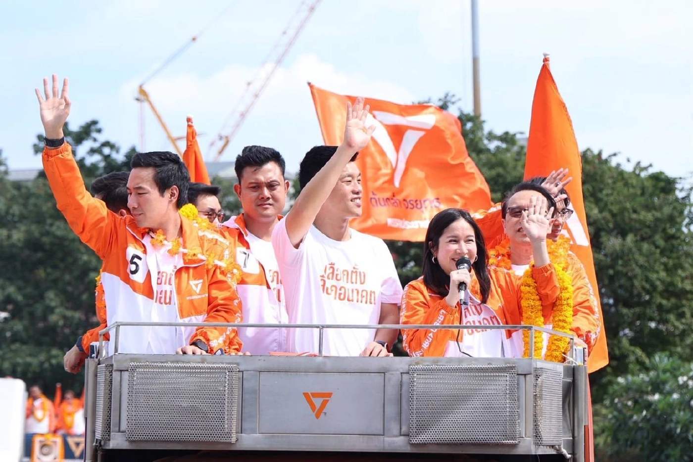 ประชาชนโบกมือเรียก "นายกฯ เท้ง" ขณะแห่ช่วยหาเสียง